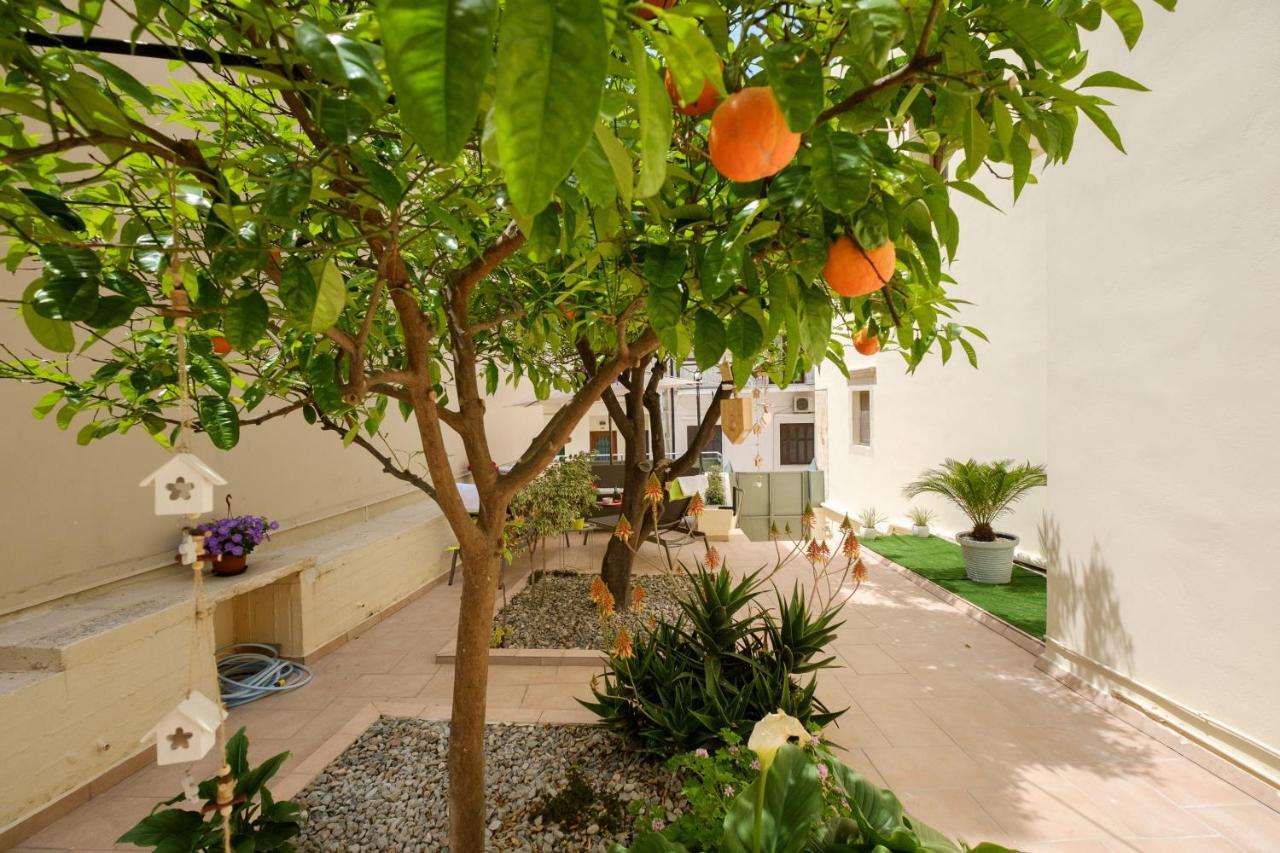 Home With Courtyard In Beating Heart Of Old Town! 干尼亞 外观 照片